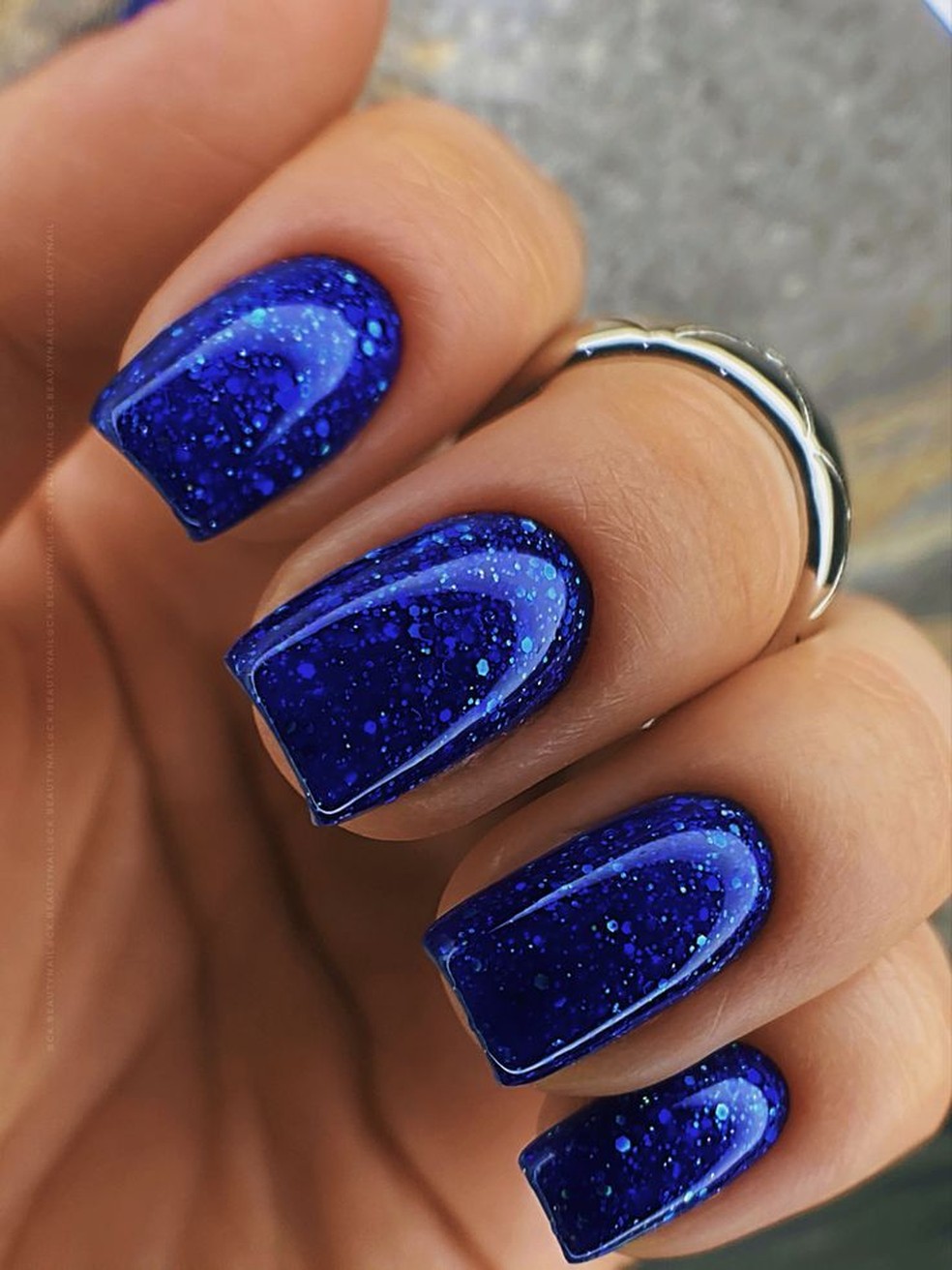 Mais brilho! unhas de gel decoradas com glitter para você arrasar