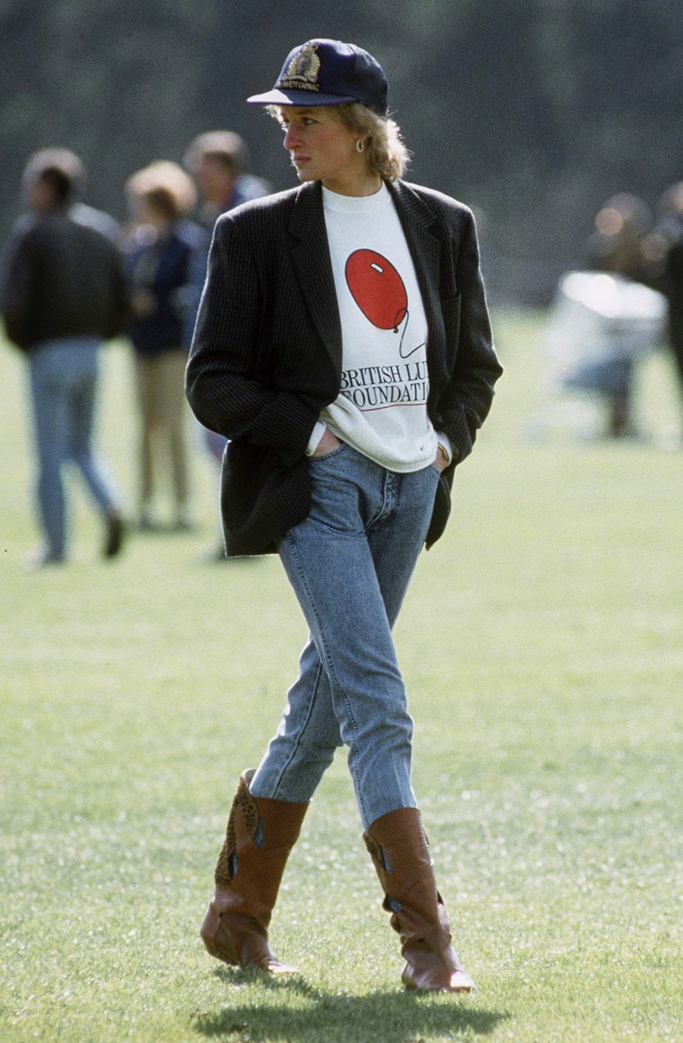 Por que o moletom oversized queridinho de Princesa Diana continua tão atual? — Foto: Getty Images
