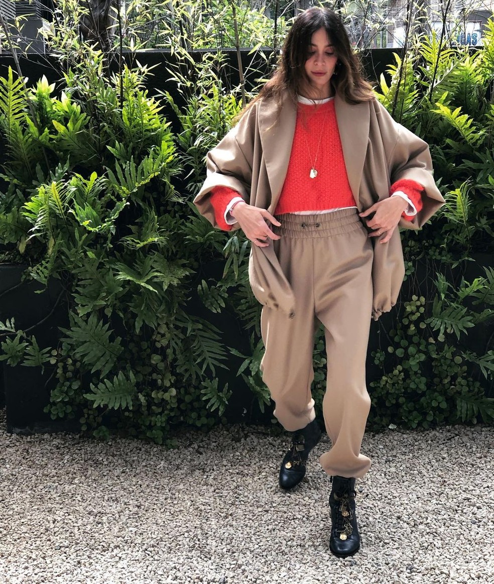 Calça jogger com manteau — Foto: @carolbitten