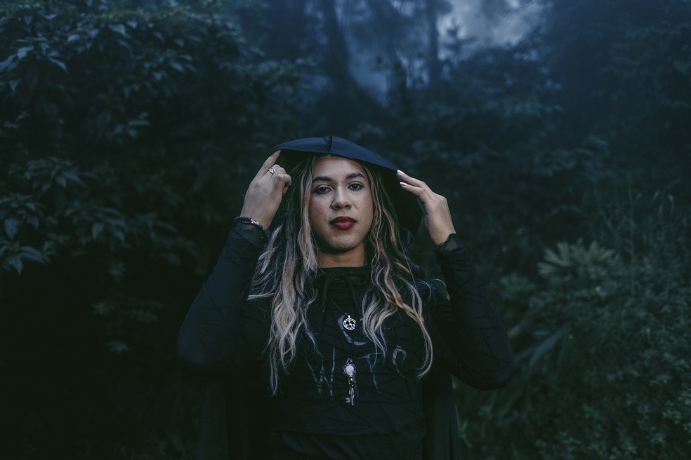 arayu Stifani, que encontrou no Clã, na bruxaria e em deusas como Lilith e Hel a força para se entender uma mulher trans: “Tive medo de ser eu mesma, mas isso mudou depois que me vi dentro de um grupo acolhedor com pessoas LGBTQIA+, que sabe o que é ser rejeitada. Com elas, desconstruí muita coisa que o cristinianismo colocou na minha cabeça. Tem sido muito libertador.” — Foto: Tuane Fernandes