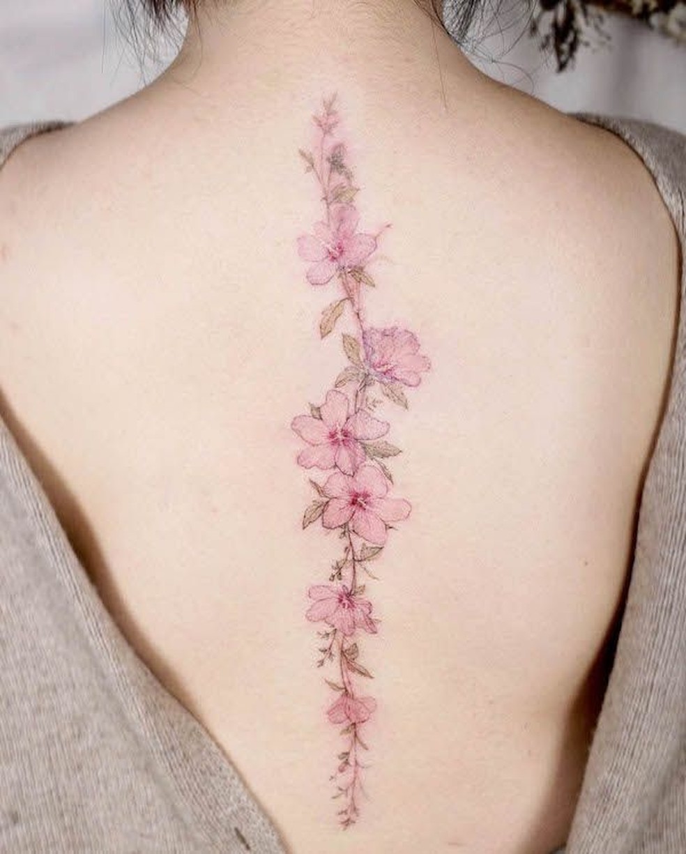 Tatuagem feminina nas costas: as melhores inspirações com flores e ...