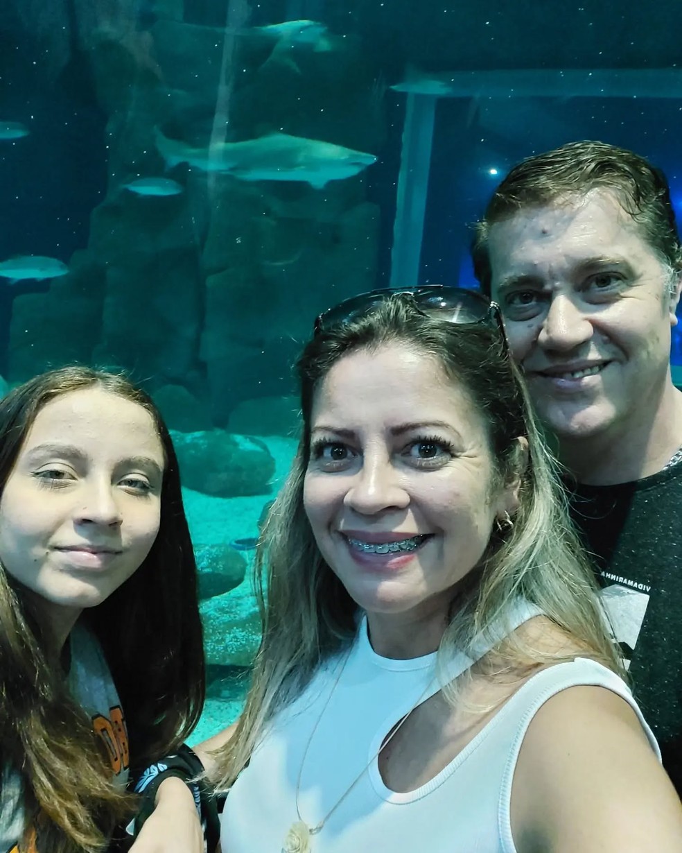 Isabelle Marciniak ao lado dos pais — Foto: Reprodução/ Instagram