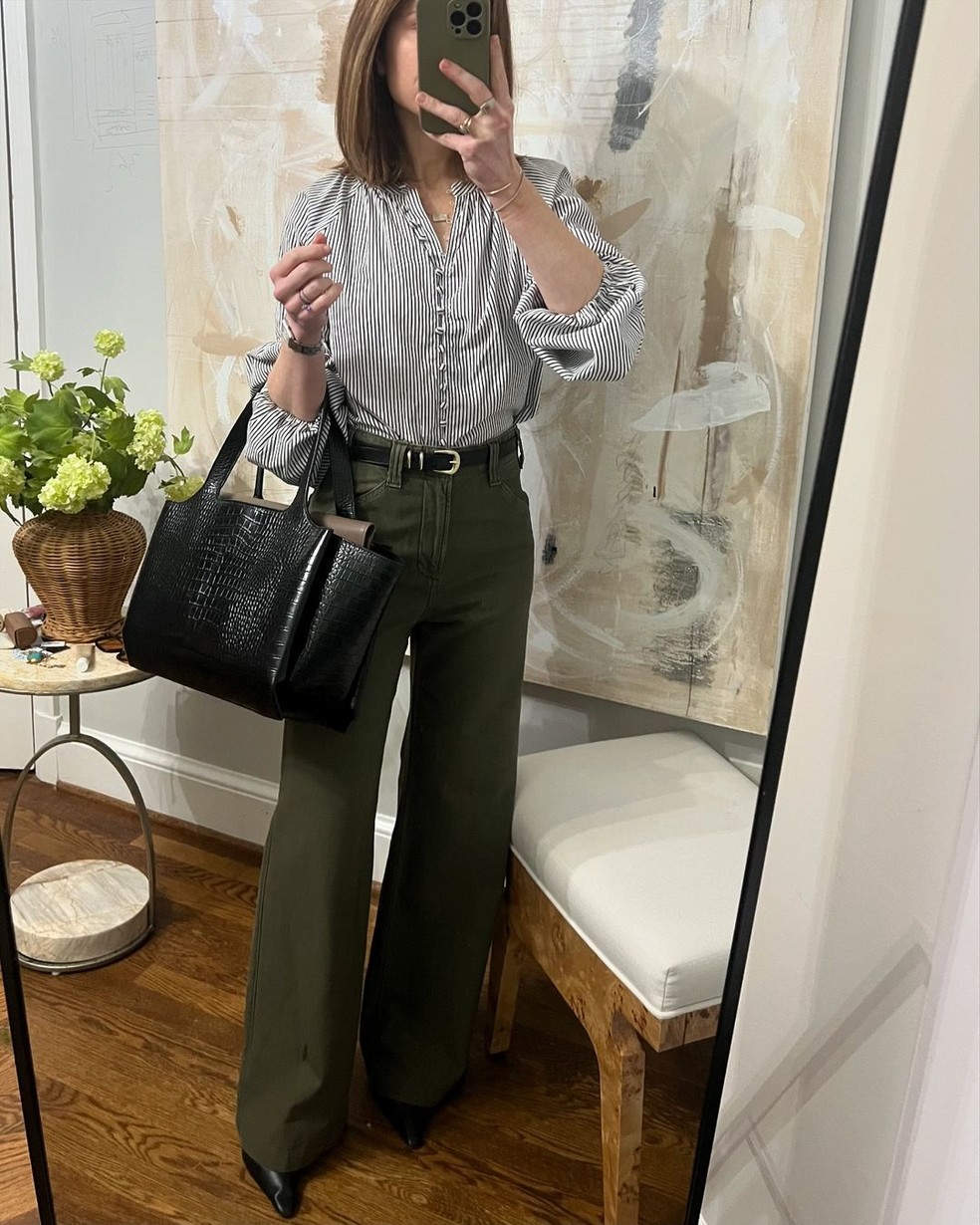 Quando em dúvida, opte por combinações mais simples e elegantes, evitando excessos que possam comprometer a seriedade do look — Foto: Reprodução/Instagram @kellymccoyd
