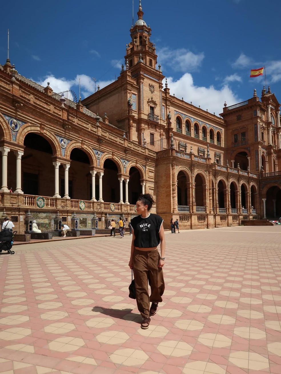 De férias na Espanha, Gabi Guimarães posa com bolsa grifada de R$ 22 mil — Foto: Reprodução/Instagram