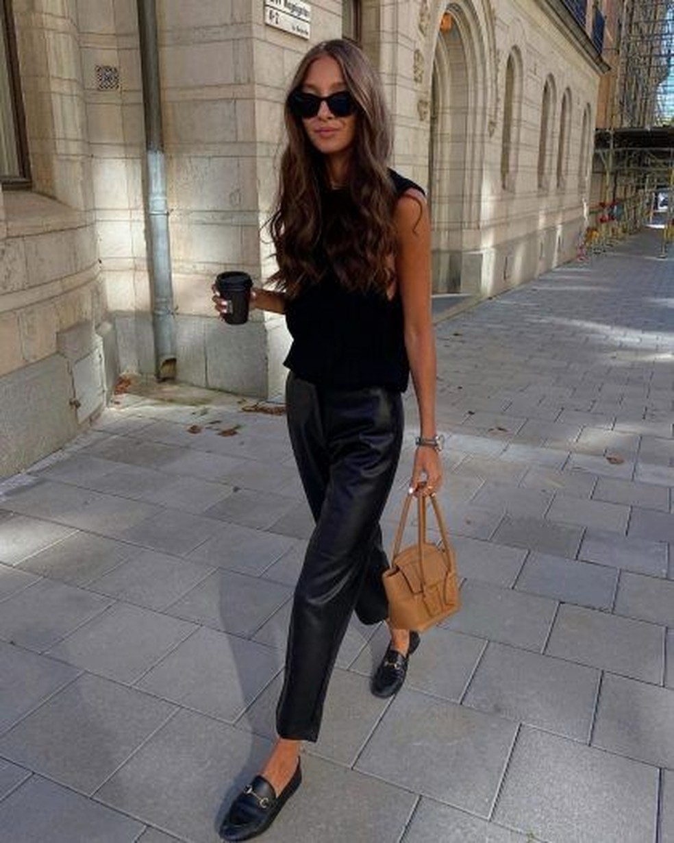 Mocassins também são uma ótima opção para criar looks com calça de couro. — Foto: Reprodução/Pinterest @femmieru
