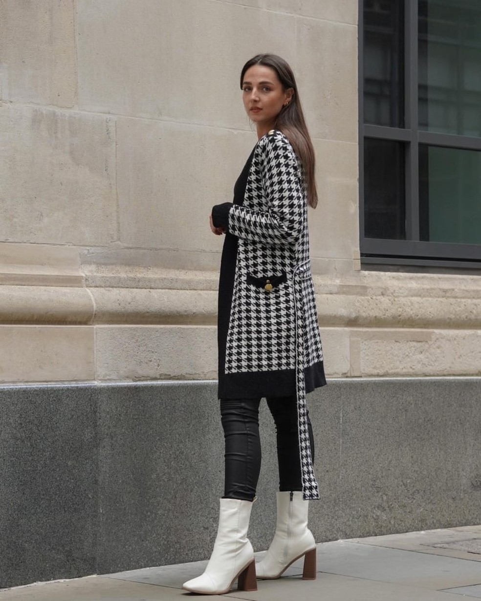 Para uma ocasião mais formal, use suas botas brancas com um blazer estruturado — Foto: Reprodução/Instagram @purdeylauraa