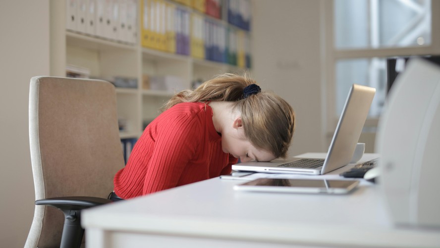 No Brasil e no mundo, as mulheres são as mais afetadas pelo burnout
