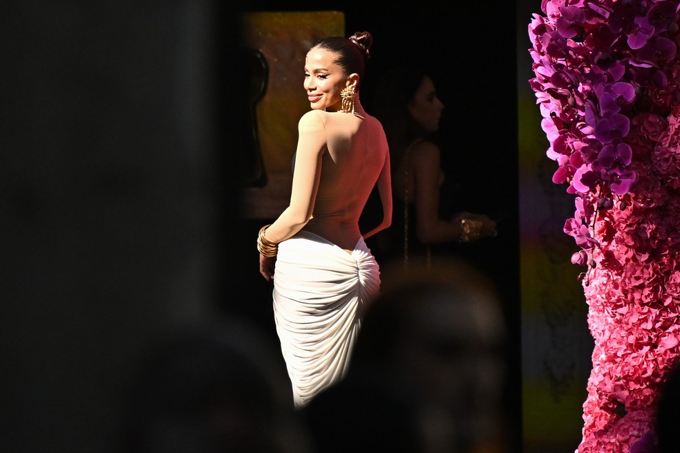 Anitta no desfile da Schiaparelli, em Paris — Foto: Getty Images
