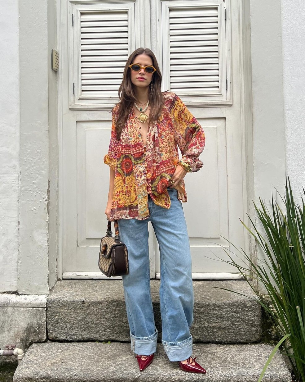 Calça jeans larguinha — Foto: Reprodução/Instagram @leleburnier