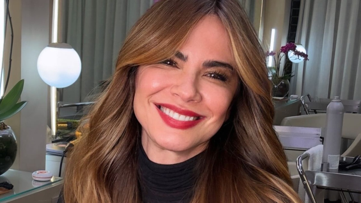 Luciana Gimenez posa de look transparente ao celebrar atualização no visual