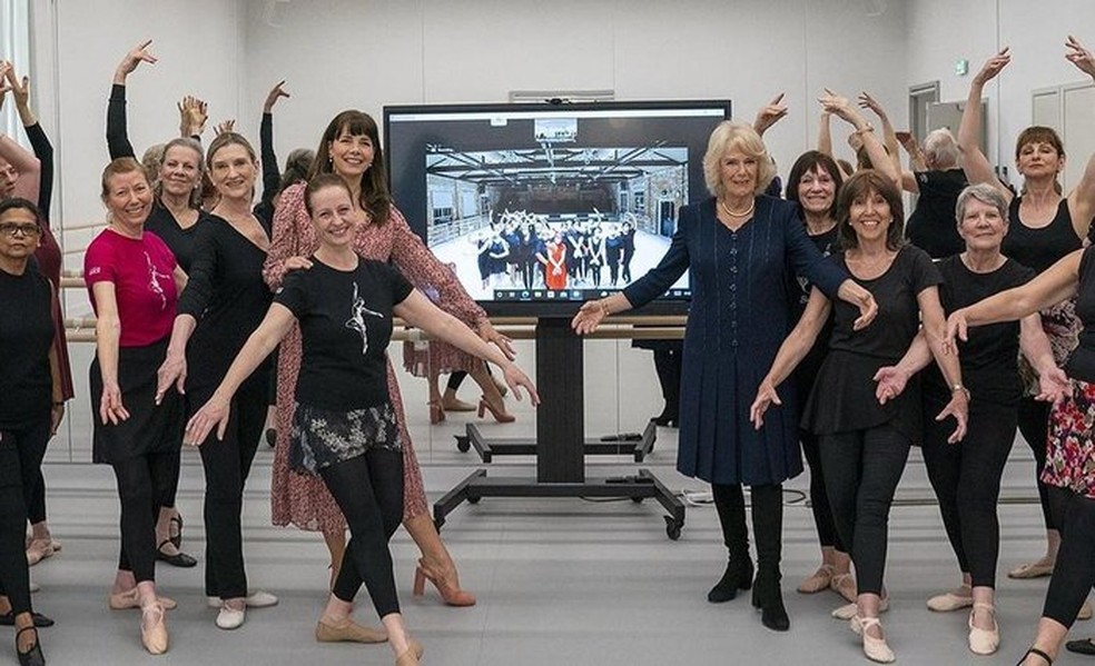 Camilla Parker faz aulas de balé para idosos — Foto: reprodução/instagram