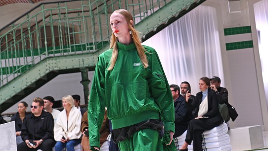 PFW: Pelagia Kolotouros traz à Lacoste um equilíbrio sensível entre função e delicadeza PFW: Pelagia Kolotouros traz à Lacoste um equilíbrio sensível entre função e delicadeza