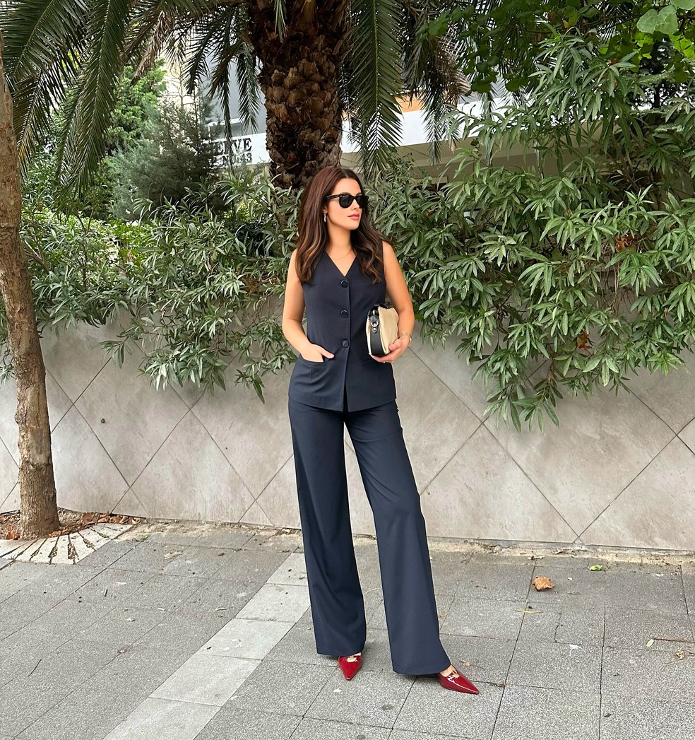 Aposte em calça pantalona de cores neutras na hora de criar aquele look especial. — Foto: Reprodução/Instagram @misssusivibe