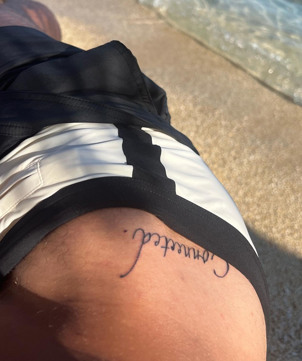Simone Susinna mostra tatuagem escrita por Anitta — Foto: reprodução/instagram