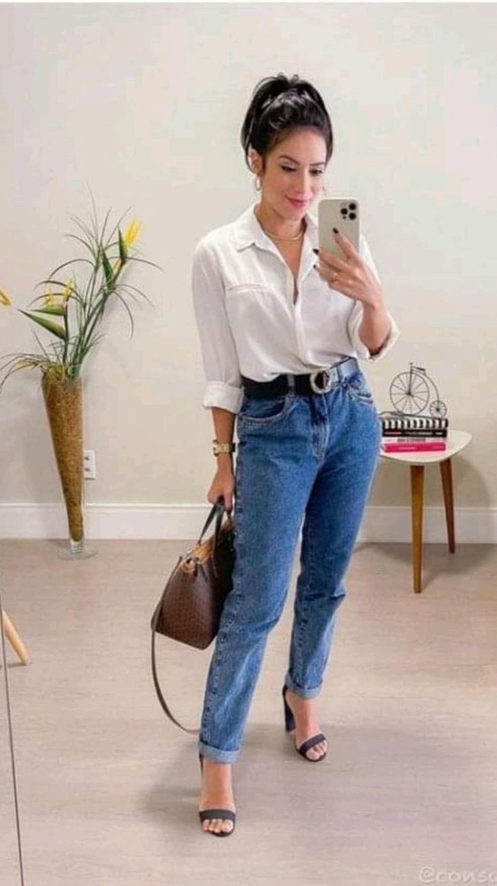 Faça um look com calça mom para lá de especial com salto alto. — Foto: Reprodução/Pinterest @Hernandez08Sam