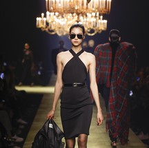Paris Fashion Week: Saint Laurent — Foto: Divulgação
