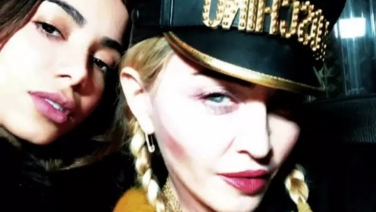 Madonna pede para avaliar look de Anitta para performance de 'Vogue' em show na praia de Copacabana