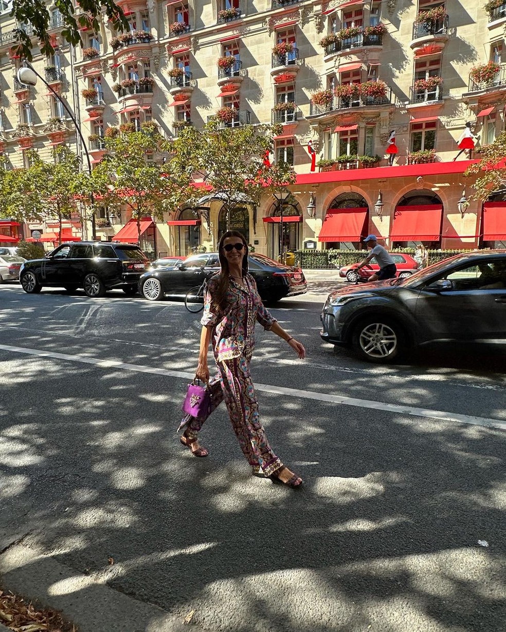 Mônica Martelli surge passeando pelas ruas de Paris — Foto: Reprodução/Instagram