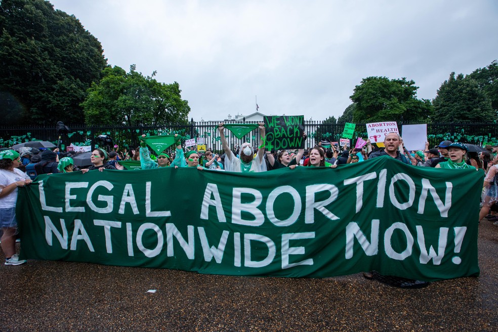 Ativistas marcham até a Casa Branca para protestar contra Suprema Corte após revogação da Roe v Wade, em 9 de julho de 2022, Washington, DC, EUA — Foto: Yasin Ozturk/Anadolu Agency/Getty Images