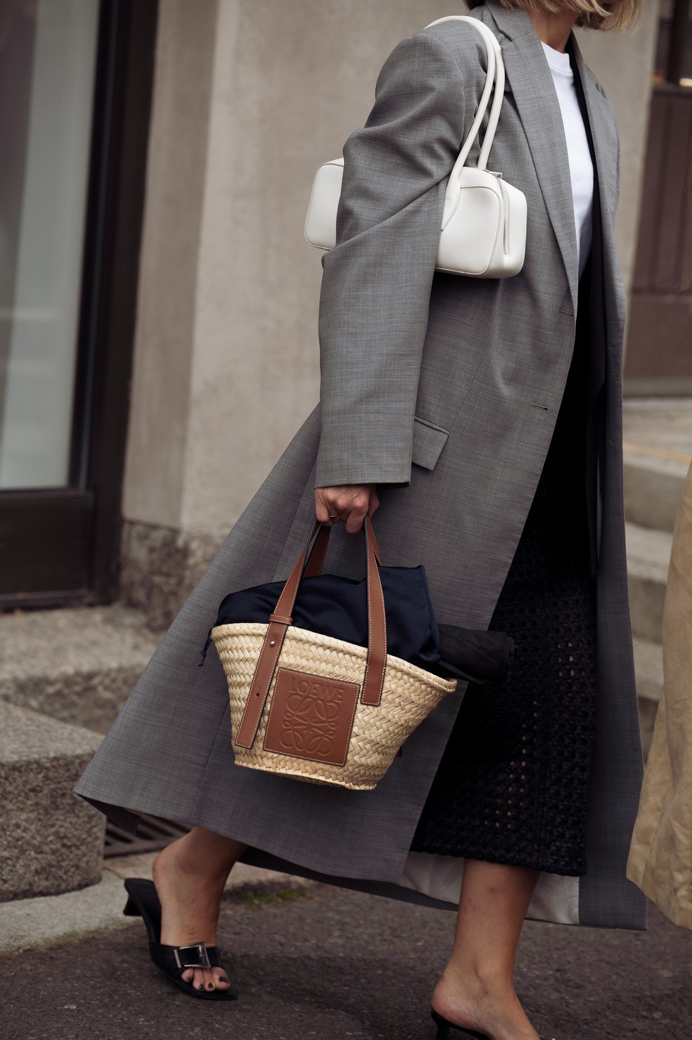 Dose dupla: como usar duas bolsas no mesmo look — Foto: Getty Images