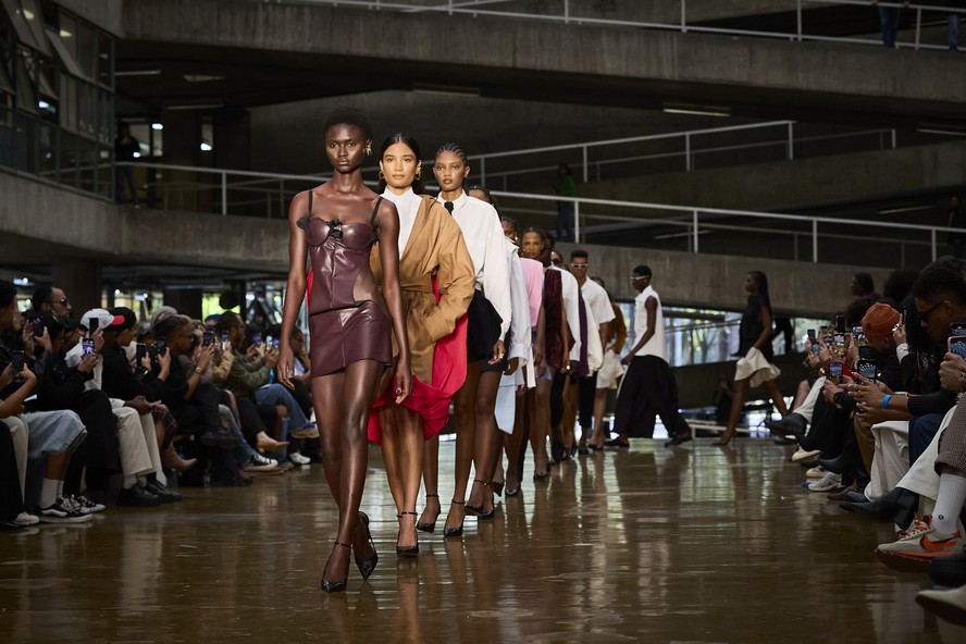 Silvério apresenta coleção inspirada em Djavan no prédio da FAUUSP