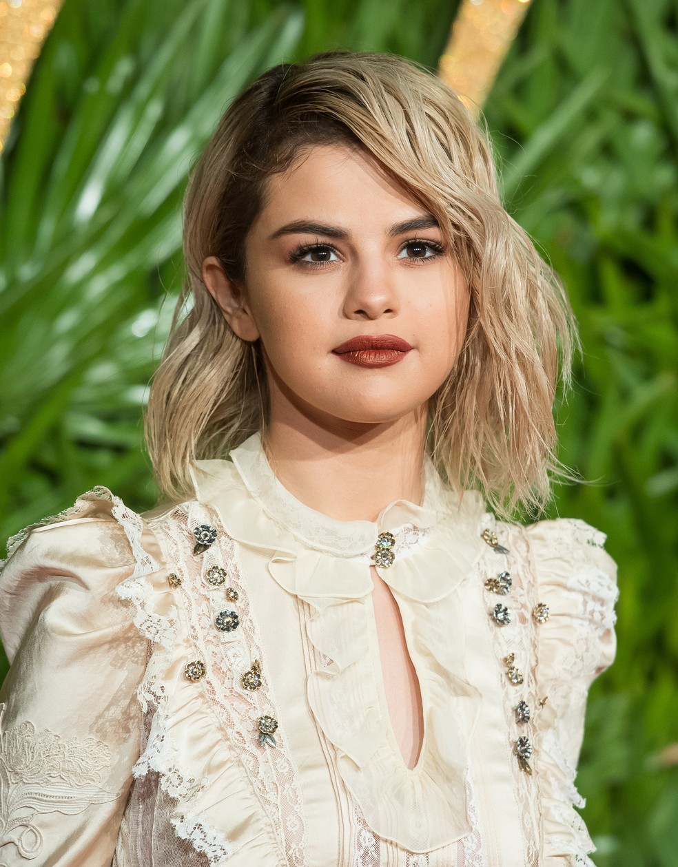 Selena Gomez com corte de cabelo 'Linha A' — Foto: Getty Images