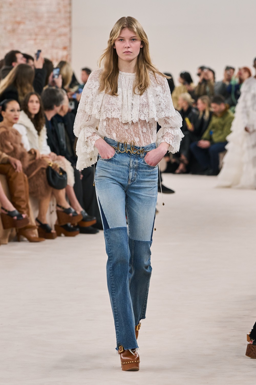Saint Laurent e Chloé apostam em looks transparentes que deixam os