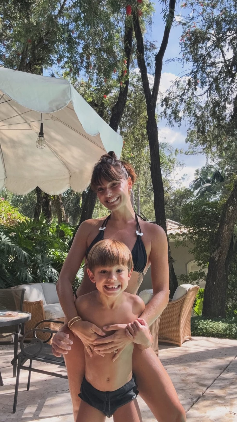 De biquíni, Ísis Valverde abre álbum de dia relaxante com o filho, Rael — Foto: Reprodução/Instagram