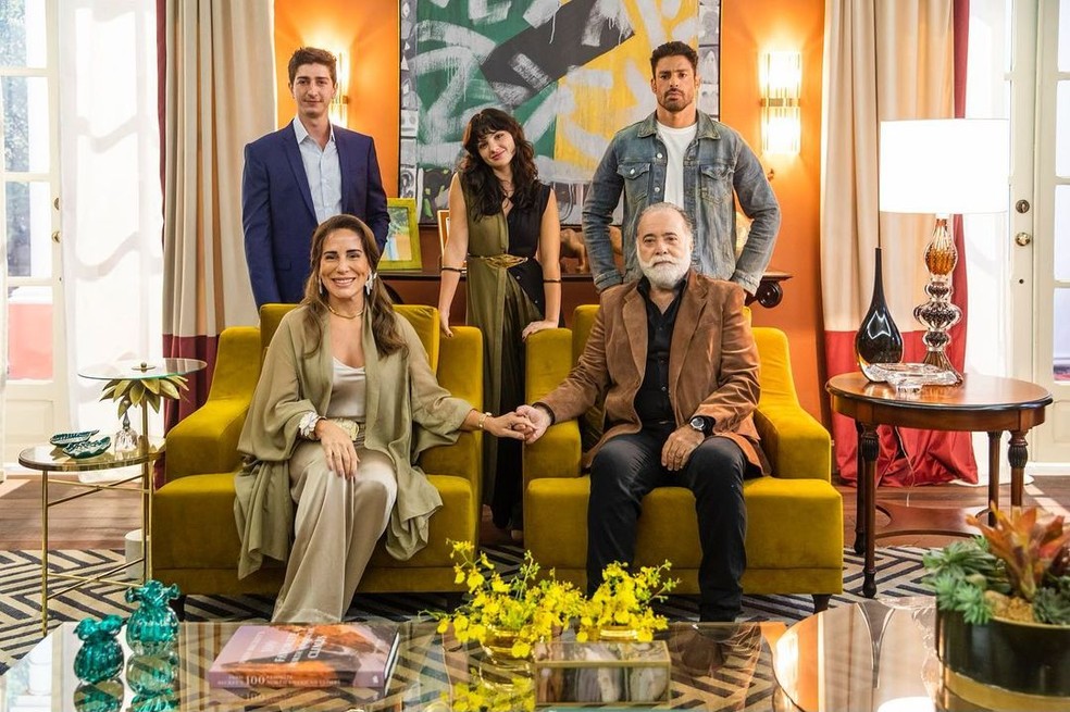 Glória Pires ao lado de Tony Ramos, Cauã Reymond, Johnny Massaro e Debora Ozório — Foto: reprodução/instagram