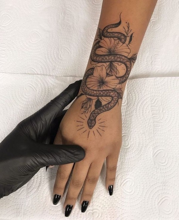 35 Tatuagens de cobra femininas e delicadas que vale a pena se inspirar