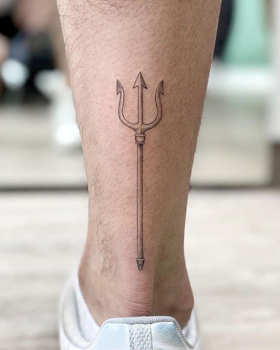 Panturrilha: Um tridente detalhado, evocando poder. — Foto: Reprodução/Pinterest