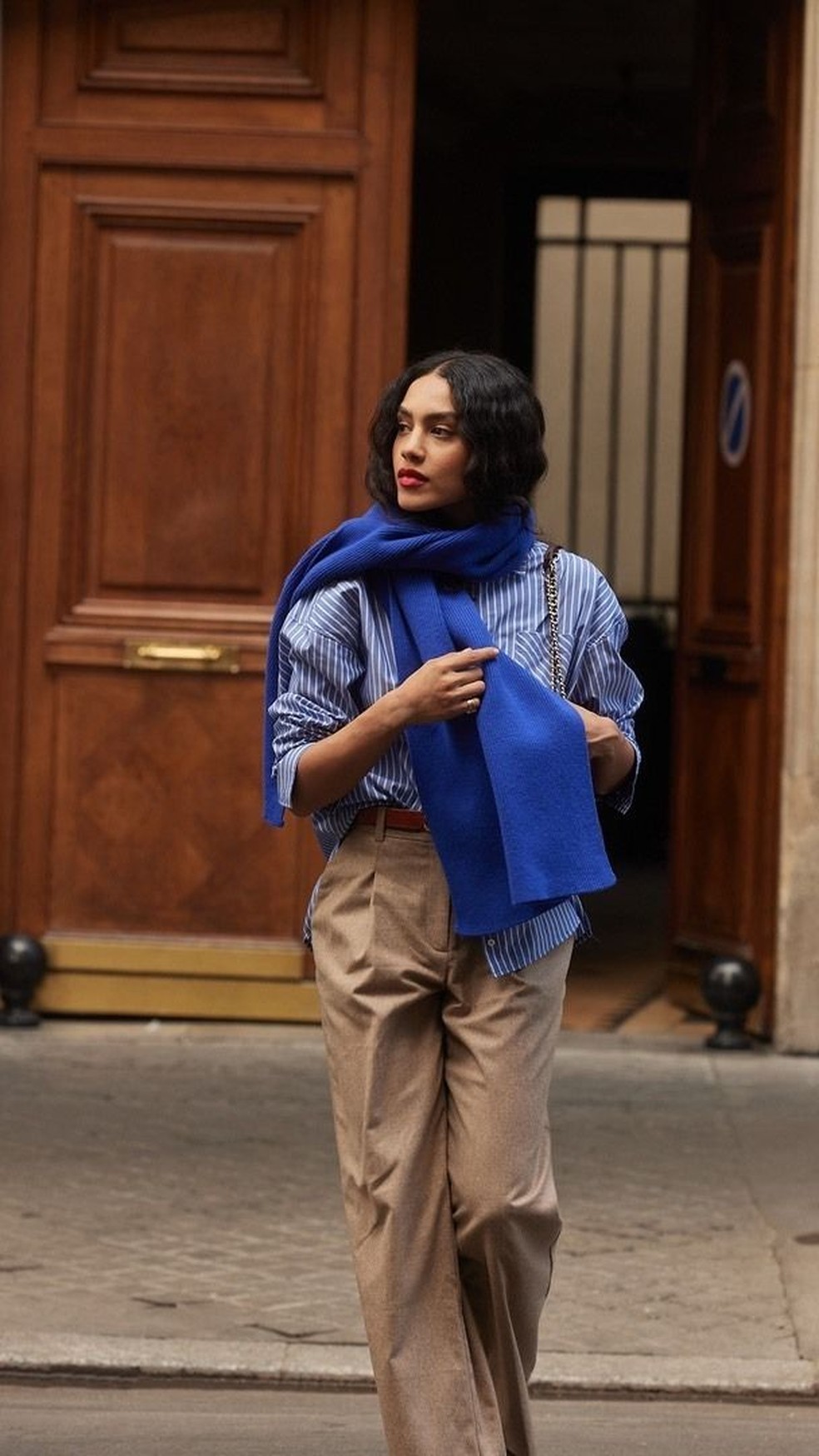 Utilize cores vibrantes para compor um visual elegante junto com a calça de alfaiataria bege. — Foto: Reprodução/Instagram @balzacparis