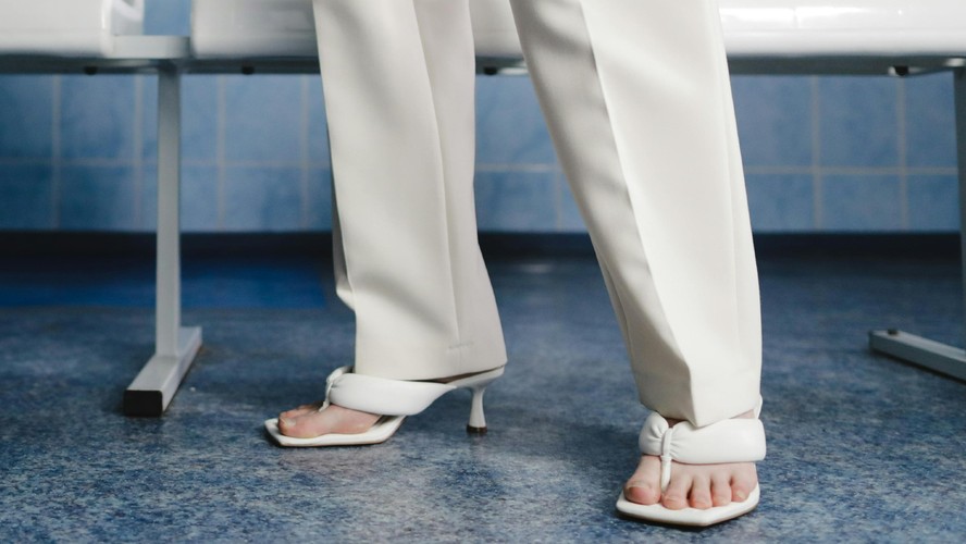 O salto baixinho pode ter diferentes formatos e acompanha tamancos, chinelos de dedo, mules e diferentes tipos de sandálias para todos os gostos