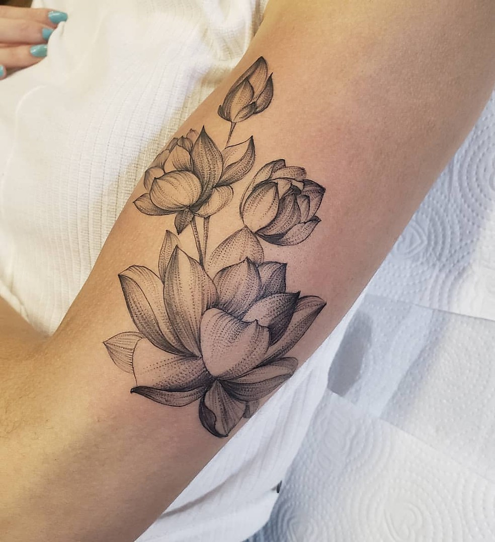 Tatuagem feminina de flor de lótus: ideias para você se inspirar na sua ...