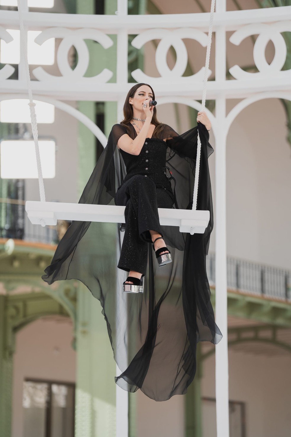 Na passarela armada no Grand Palais, participação de Riley Keough, neta de Elvis — Foto: Divulgação