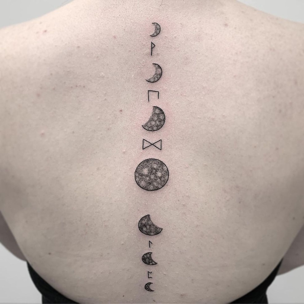 Tatuagem feminina nas costas com as fases da lua: inspire-se no poder ...