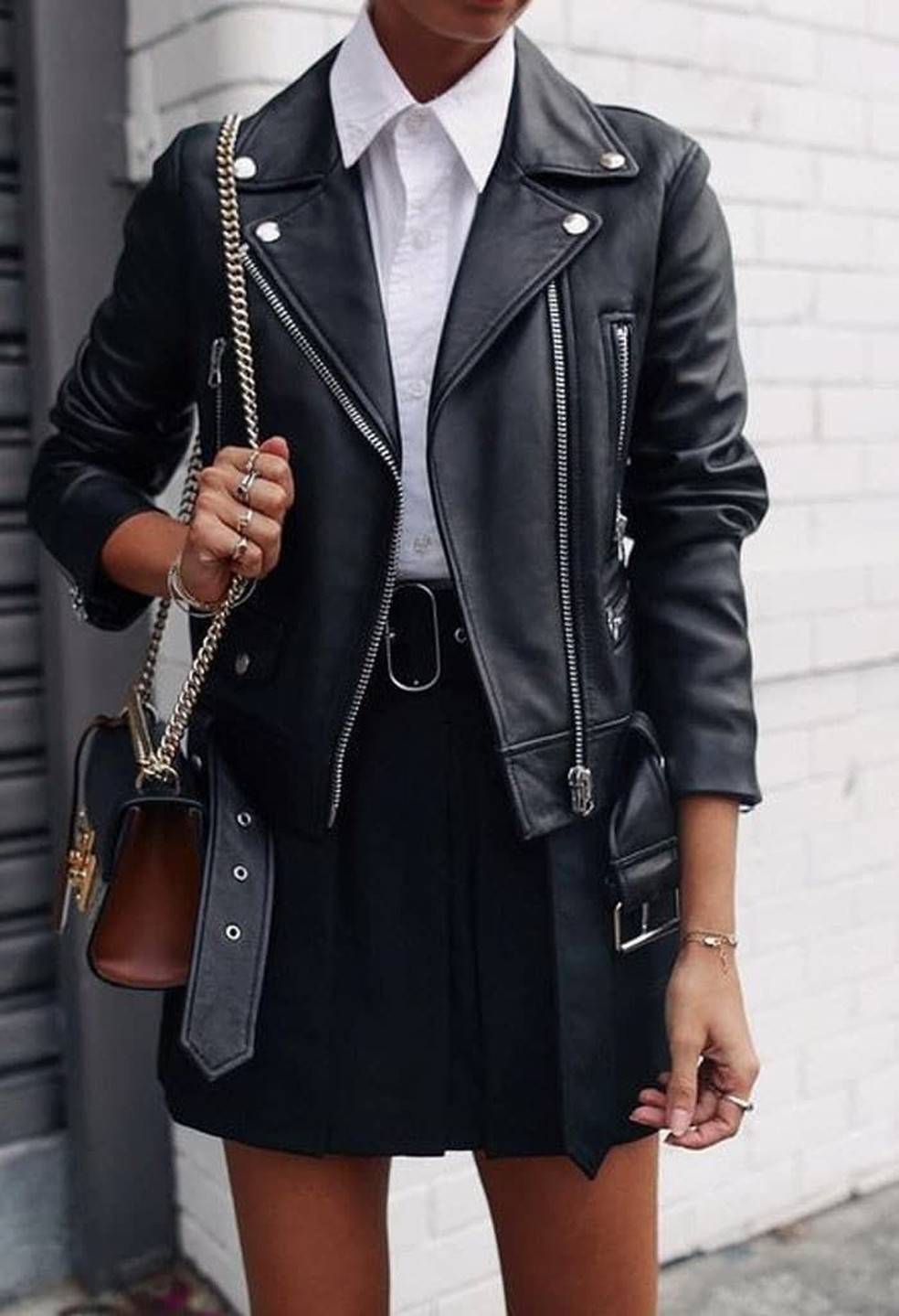 Saias frisadas com acessórios garantem ao look com jaqueta de couro mais elegância. — Foto: Reprodução/Pinterest @mainabelli