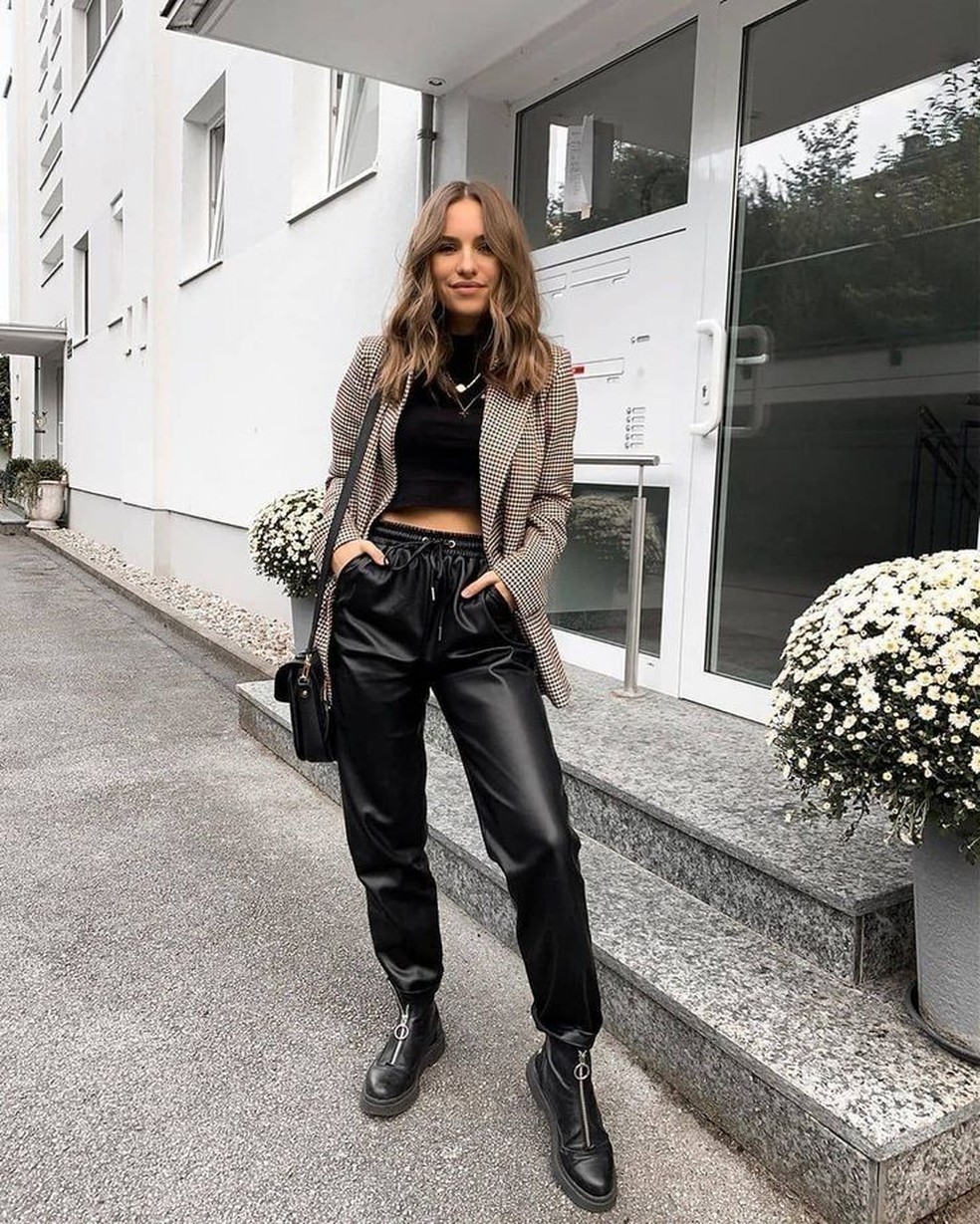 Uma boa escolha na hora de criar um look com calça de couro é investir em peças de cores neutras como preto e branco. — Foto: Reprodução/Pinterest @Azog13