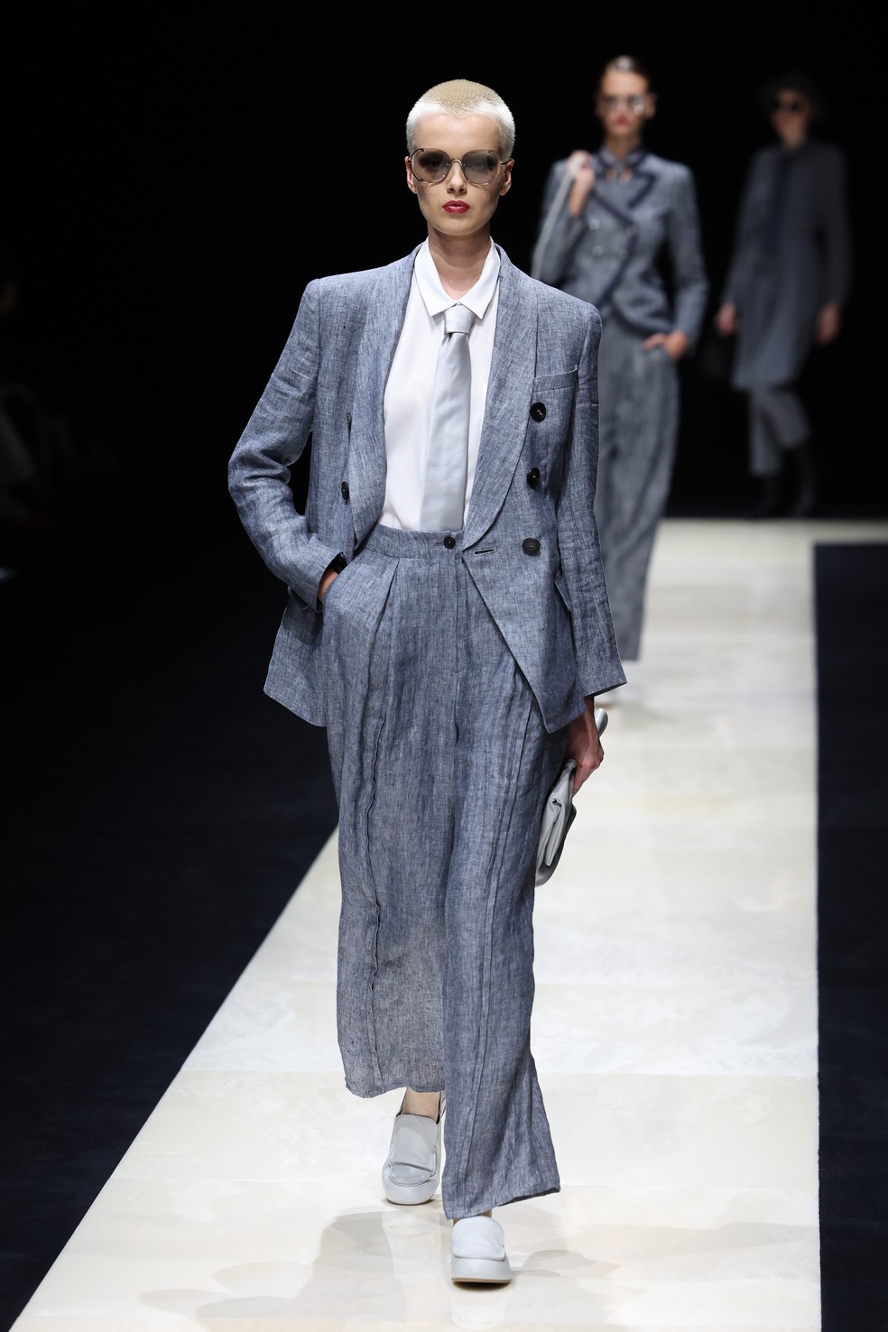 Aos 90 anos, Giorgio Armani apresenta coleção vigorosa, com mais