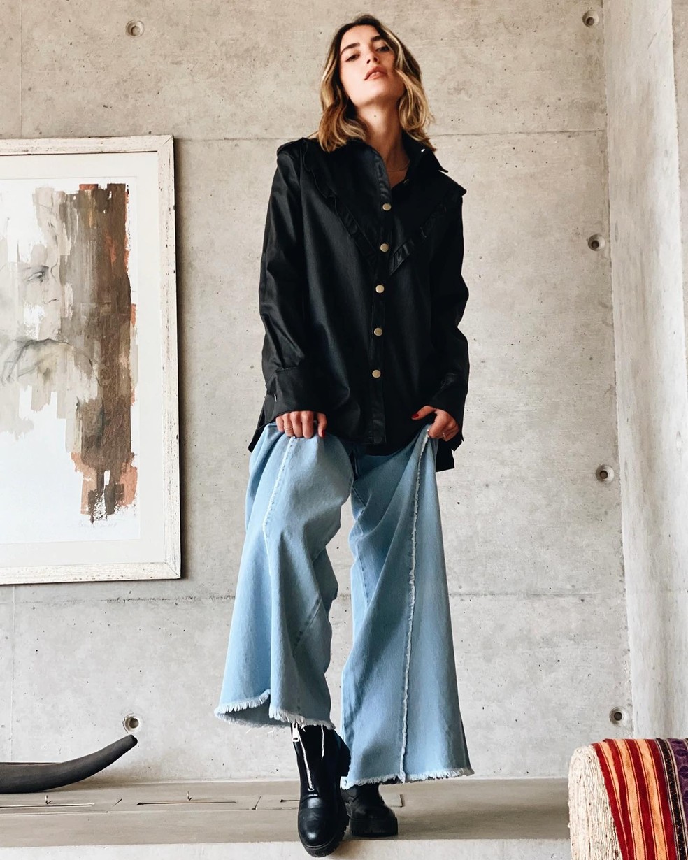 Calça pantalona jeans é a peça coringa que você precisa ter no seu armário hoje! — Foto: Reprodução/Instagram @candidaynarcisa