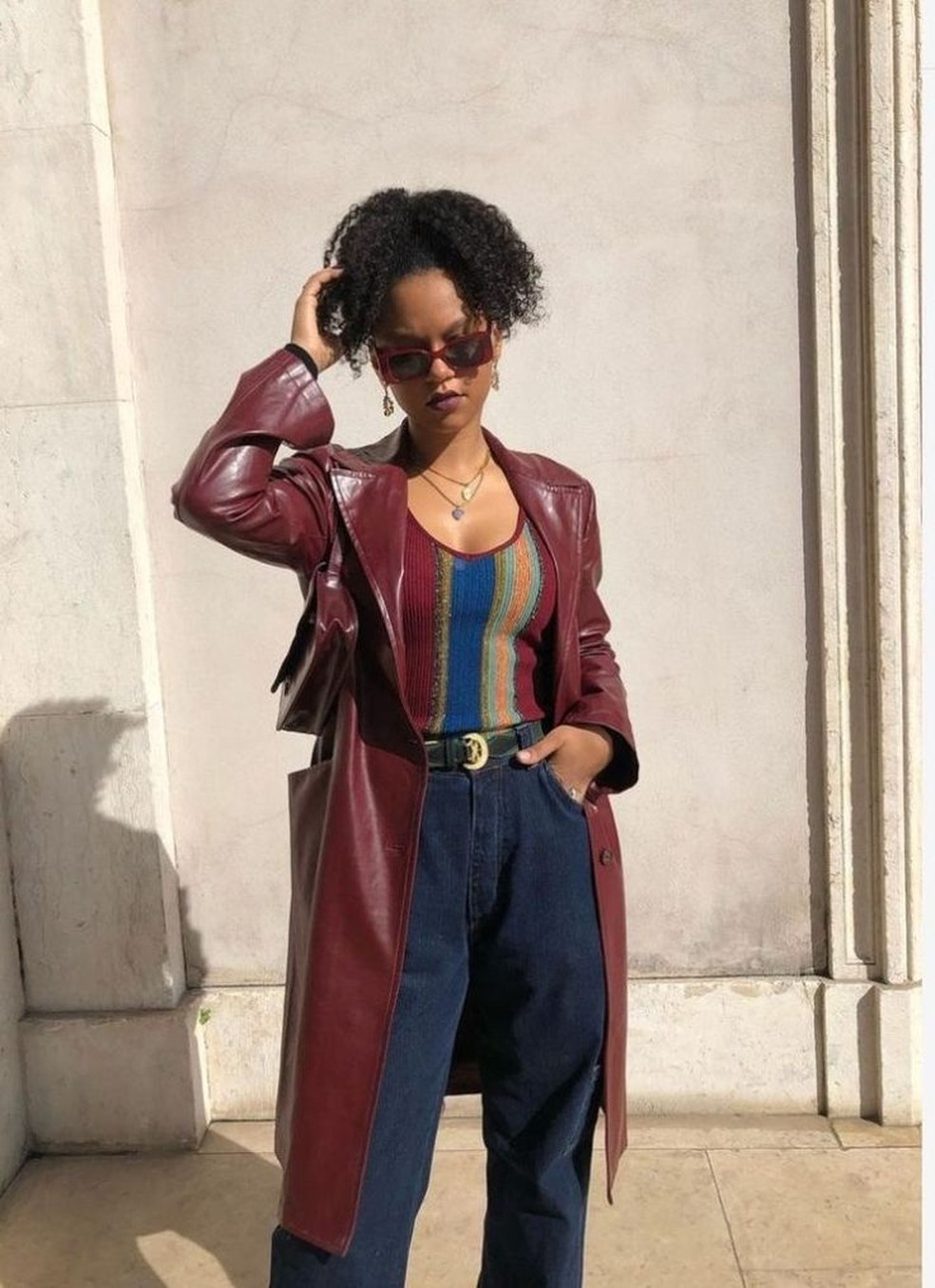 Peças de couro como jaquetas e calças são mais do que bem-vindas na hora de criar o look. — Foto: Reprodução/Pinterest @keytofashion