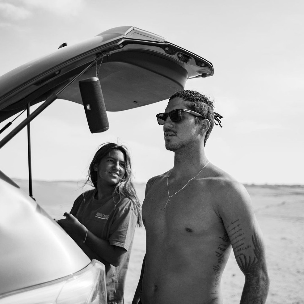 Sophia e Gabriel Medina na praia — Foto: Reprodução: Instagram