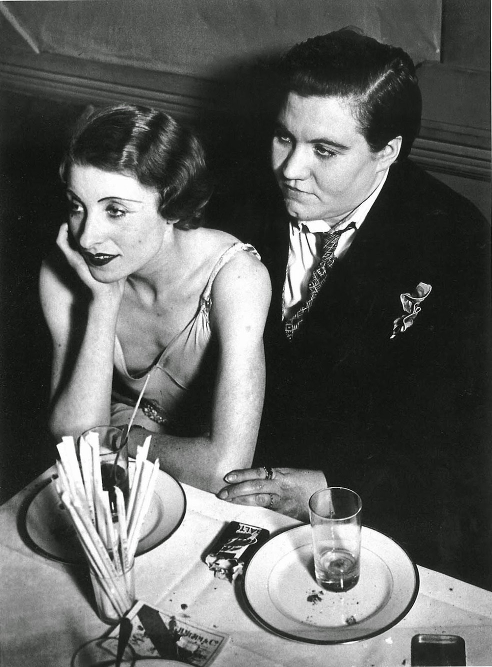 Casal butch/femme no bar Le Monocle, em Paris, 1932 — Foto: Getty Images