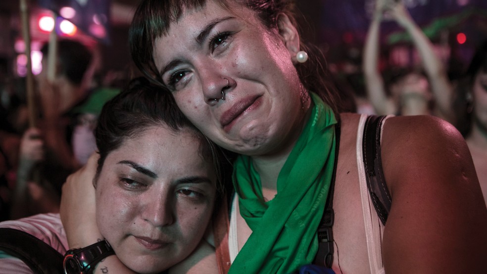 Argentinas choram após Senado do país legalizar o aborto, em 2020 — Foto: Getty Images