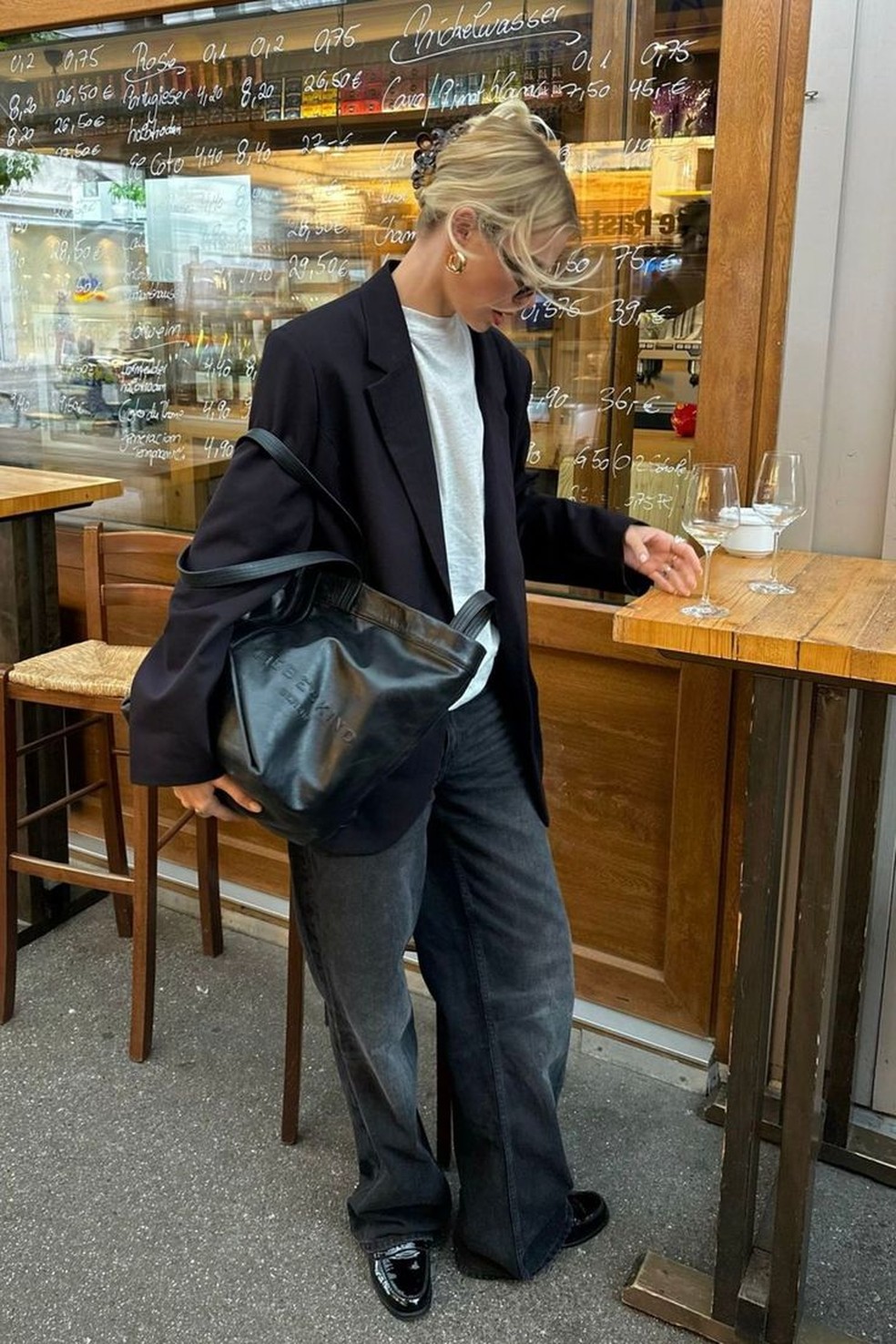 Peças de alfaiataria dão um ar ainda mais sofisticado para o look. — Foto: Reprodução/Pinterest @ItsAllBee