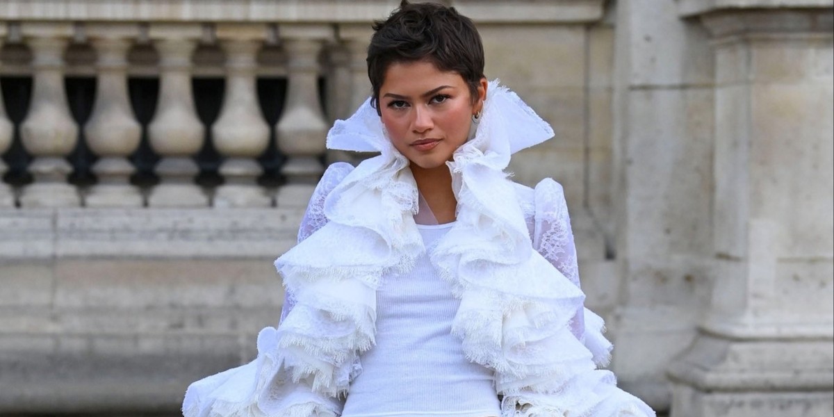 Zendaya repete jaqueta da Louis Vuitton que usou na turnê de 'A Odisseia' no desfile da grife