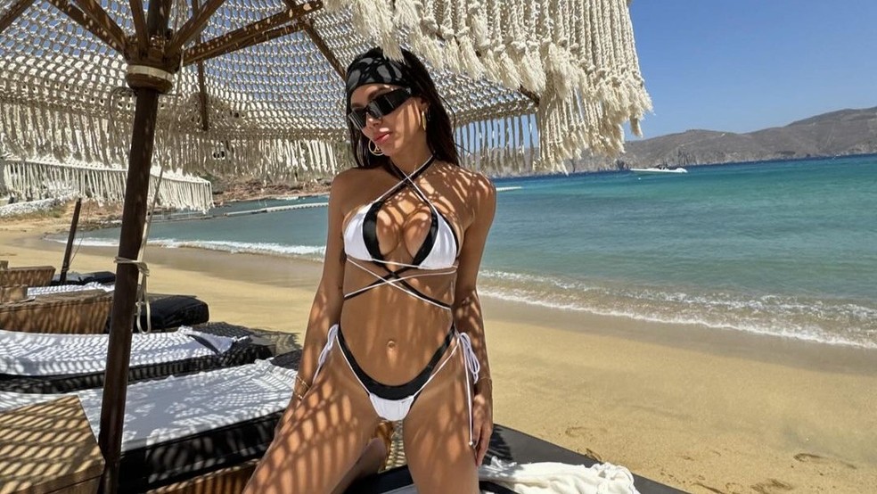 Anitta usando a última tendência de moda praia entre : os bíquinis duplos — Foto: Reprodução/Instagram @anitta