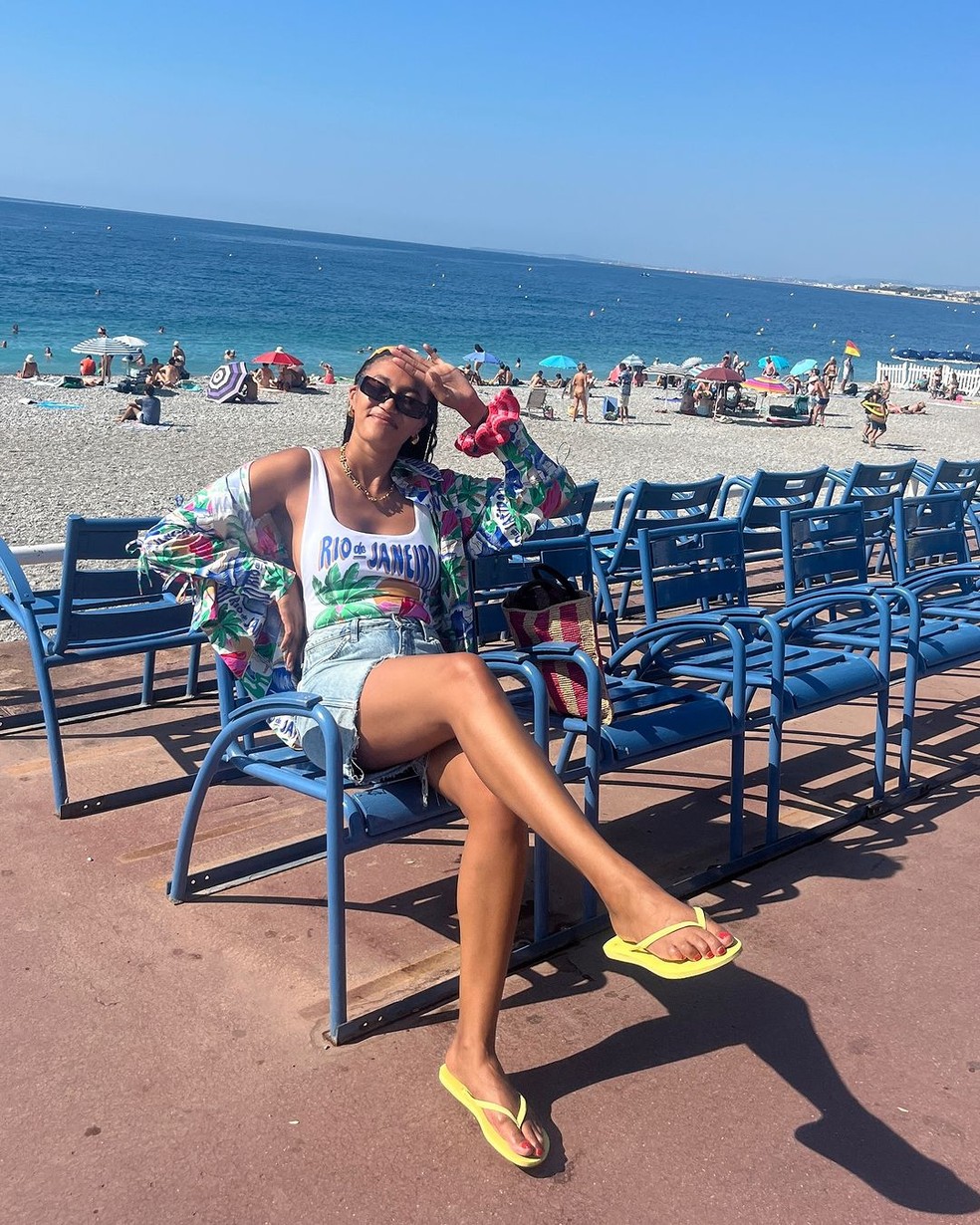 Look de verão com chinelo amarelo — Foto: Reprodução/Instagram @lenafarl