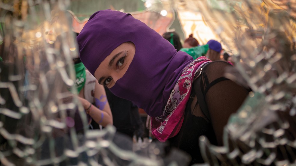 Colombiana pró-aborto em passeata no Dia das Mulheres em Bogotá após o país descriminalizar o aborto, em 2022 — Foto: Getty Images