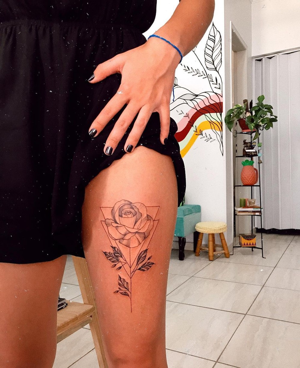 Tatuagem feminina na coxa com flores: inspirações irresistíveis para a ...